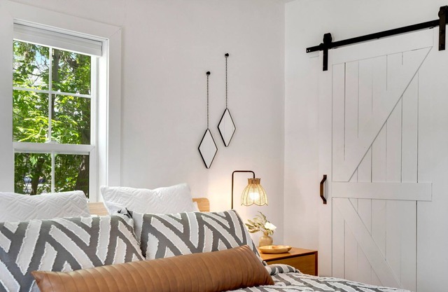 Cheerful & Stylish Great beds near Windsor Lake