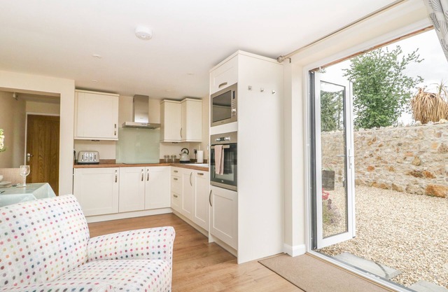 CHERRY TREE LODGE, family friendly in Kilmington, Devon