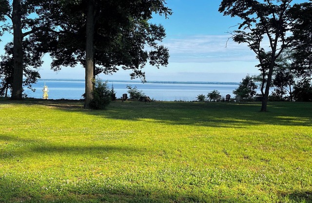 Chesapeake Bay Waterfront Cottage. Comforts of home with unobstructed water view