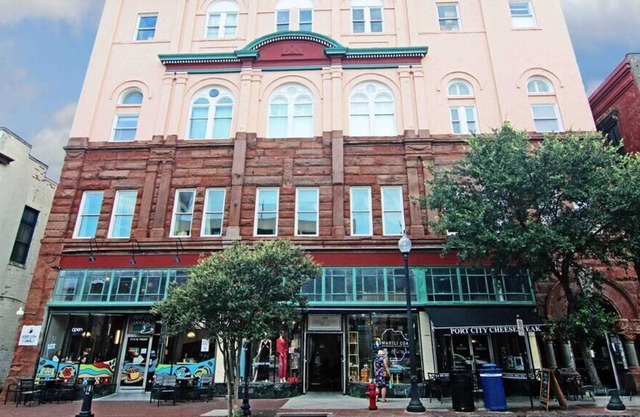 Chez Vous - Historic Downtown Loft