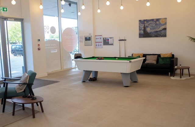 Chic 1-bedroom apartment in Milton Keynes with WiFi & Gym access