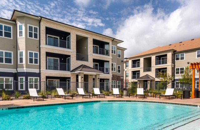 Chic 1-bedroom apartment with fitness room and WiFi in Baytown