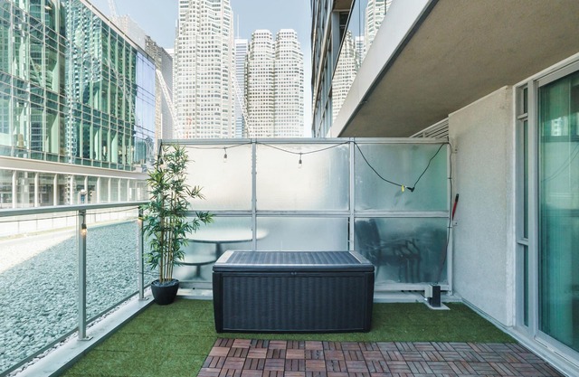 Chic 1-bedroom+Sofabed W/1Bath parking, walk to CN Tower