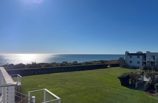 Chic 1 BR Condo with just steps to the beach & with Ocean Views in Montauk