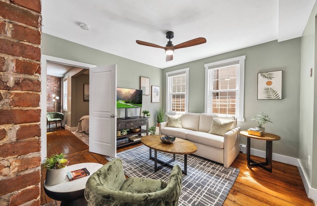 Chic 1BR Retreat: Modern Elegance & Comfort