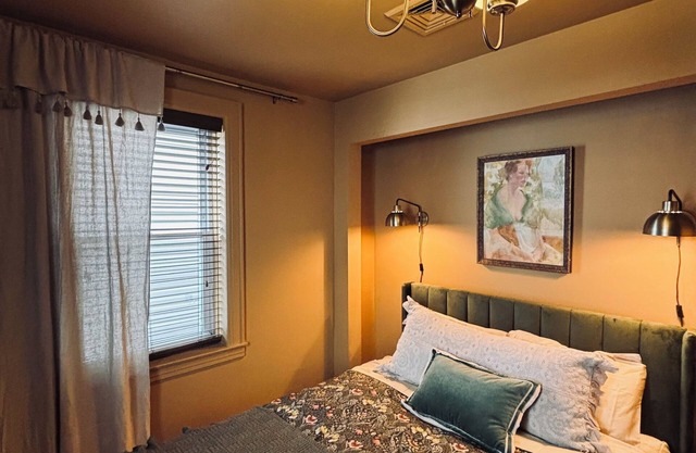Chic 2-bedroom apartment in the Downtown of Jersey City. 8 min to the NYC train