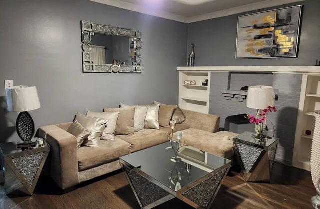 Chic 2-bedroom apartment with AC, WiFi in vibrant Chicago