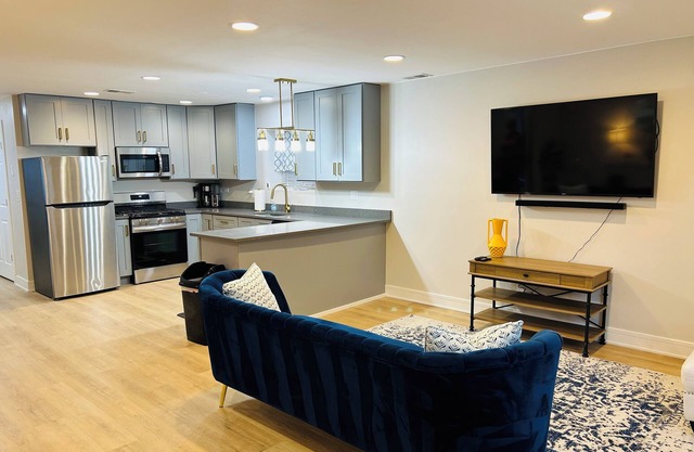Chic 2-bedroom apartment near Hyde Park/University of Chicago Campus