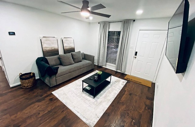Chic 2-bedroom apartment with AC, WiFi in amazing Houston