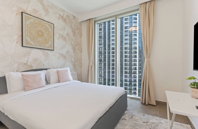 Chic 2-bedroom apartment with WiFi, AC in Creek Harbour Dubai