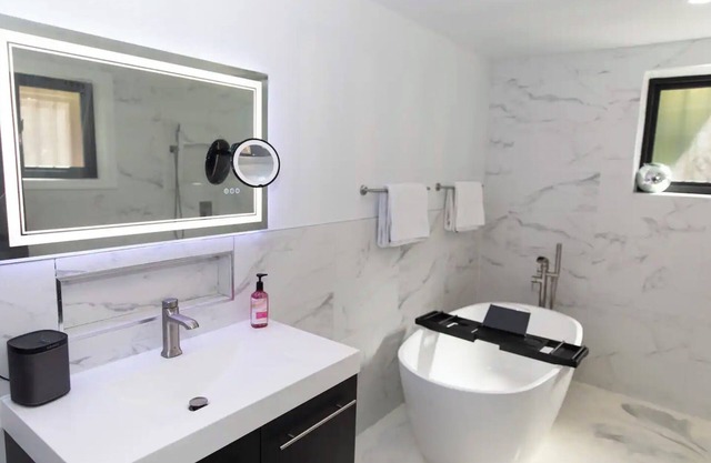 Chic 2-bedroom apt, Brooklyn, AC, WiFi, close to train, restaurants, supermarket