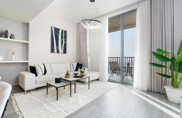 Chic 2BR Apt with Captivating City Views in Dubai