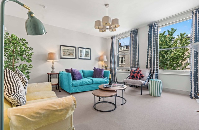 Chic 2BR Duplex Home, W London with Private Patio!