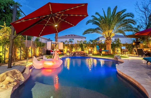 Chic 7BR/4Bath w/200k backyard, Heated Pool/Game room minutes to StateFarm Arena