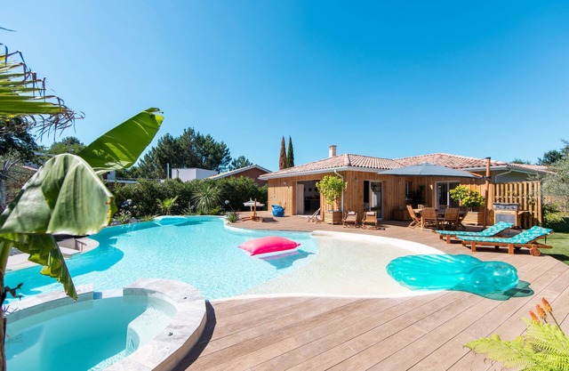 Chic and cosy, lagoon pool villa with jacuzzi