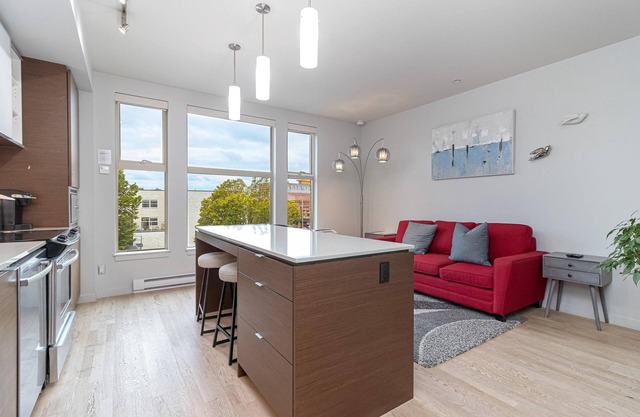 Chic and Cozy Condo in Old Town Victoria