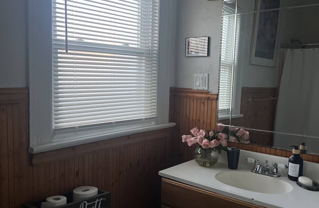 Chic and cozy Montclair Apartment w/easy and quick NYC commute. Pet friendly!