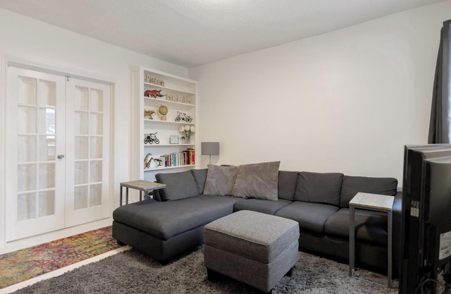 Chic, Contemporary 4 BR home in Dream Location, short walk to major city transit