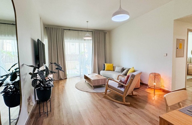 Chic & Cozy: Comfortable 1-Bedroom Apartment in Dubai Greens - Prime Location!