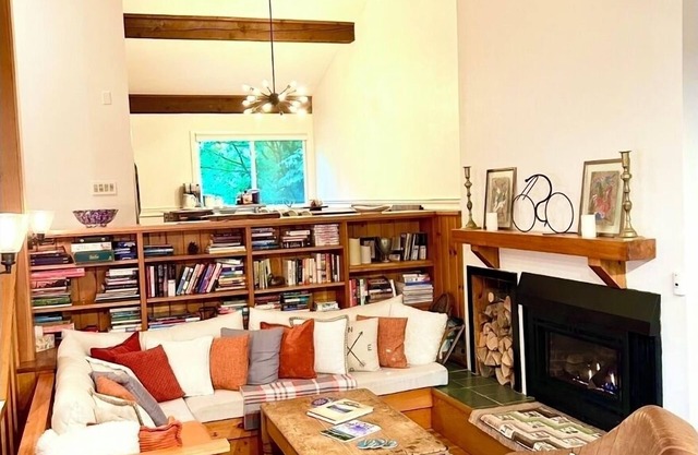 Chic, Cozy & Fun, Ski-in Ski-out, Great Location Stowe!