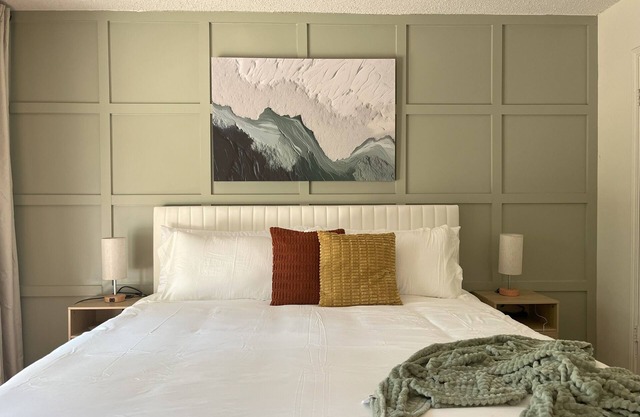 Chic &Cozy House, Outdoor Patio with golf put, king & queen beds & travel crib