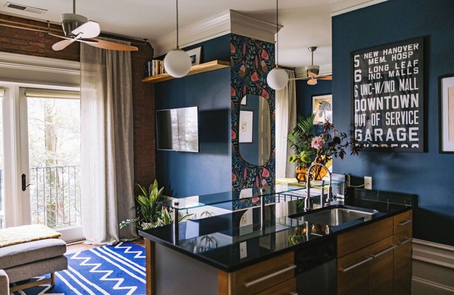 Chic Downtown Studio: A Hideaway Oasis