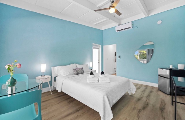 Chic Hotel in Vibrant Miami with Free Pool, WiFi, Coffee and Bagels - BOOK NOW!