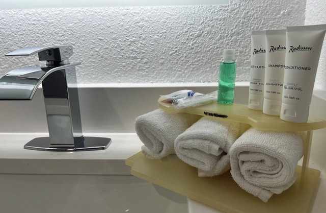 Chic hotel with WiFi, fitness room, AC in lovely Schaumburg