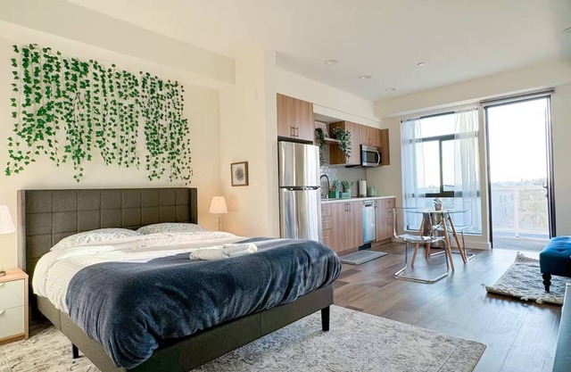 Chic Koreatown Studio with Gym, Parking, Washer/Dryer and Fast Wifi!