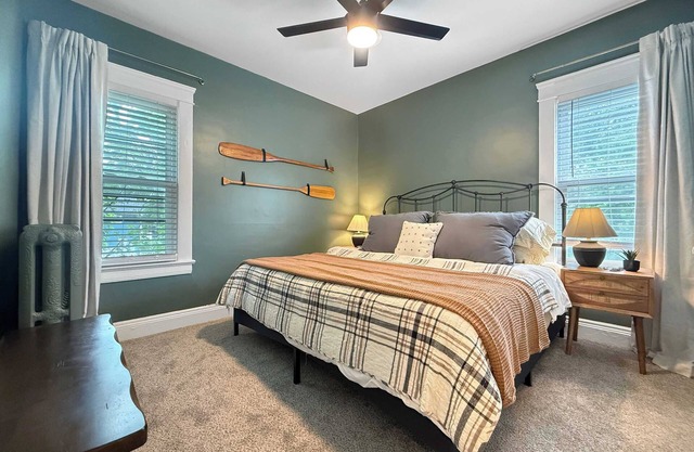 Chic Lakeside Retreat , Steps from the Beach!