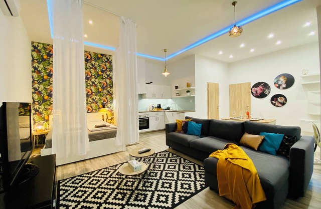 Chic Luxury Central Studio with A/C - Tropical House