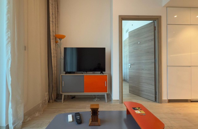 Chic Marina Vibes: 1BR Pad with Epic Views