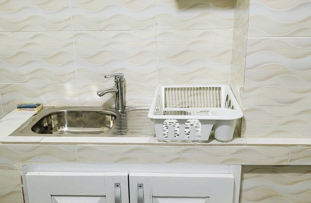 Chic, moderately furnished apartment close to shops.