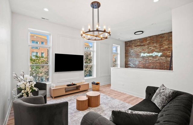 Chic Modern NEW Loft near United Center, UIC/IMD & Downtown W/Street Parking