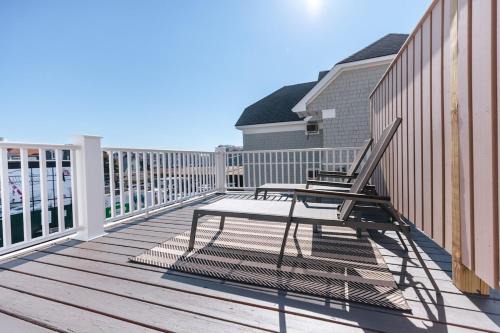 CHIC on Thames St Deck & free parking