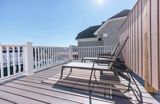 CHIC on Thames St Deck & free parking