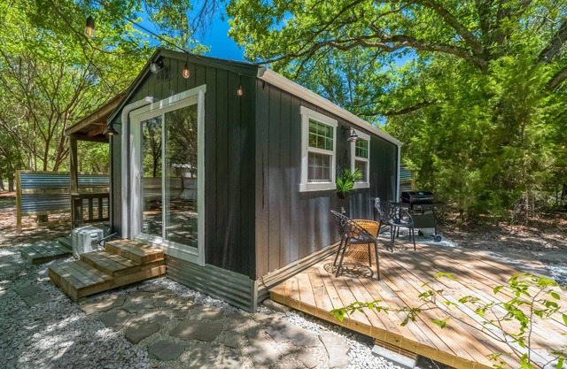 Chic PRIVATE cabin in the woods -> queen bed, deck, high-speed Wifi