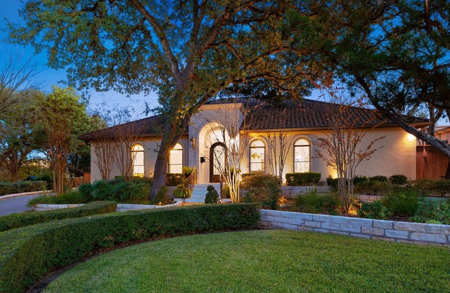 Chic & Secluded 4 BDR in Desirable Tarrytown! Sleeps 10 and 10 mins to Downtown!