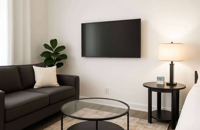 Chic Studio in Historic Hyde Park – Walk to Campus