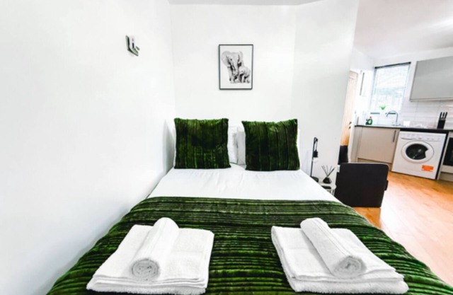 Chic studio, sleeps 2, free parking