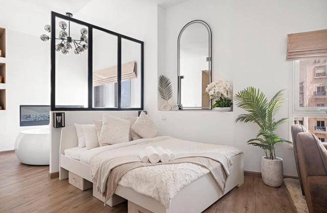 Chic Studio with a Bath Tub, Pool & Gym near Golf Club