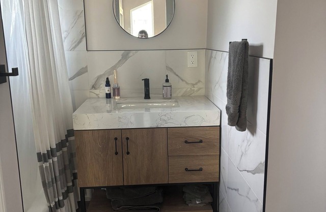 Chic studio with AC and WiFi in vibrant Woodland Hills