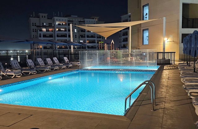 Chic studio with AC, fitness room, swimming pool, open sea in marvelous Al Hamra