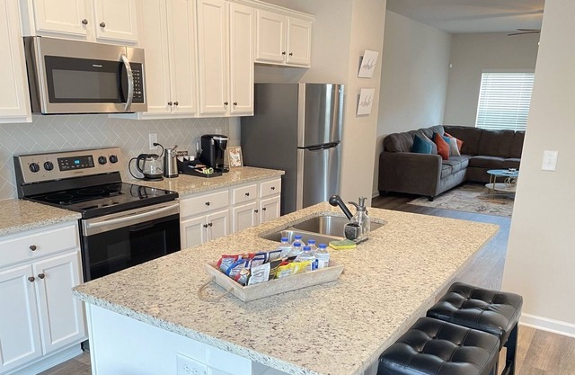 Chic Townhouse Minutes From Airport | sleeps 7