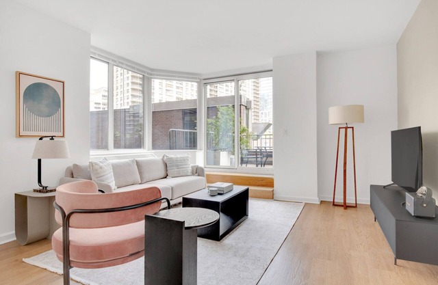 Chic UWS 2BR w/Gym, Elevator & DM, near Lincoln Center, by Blueground