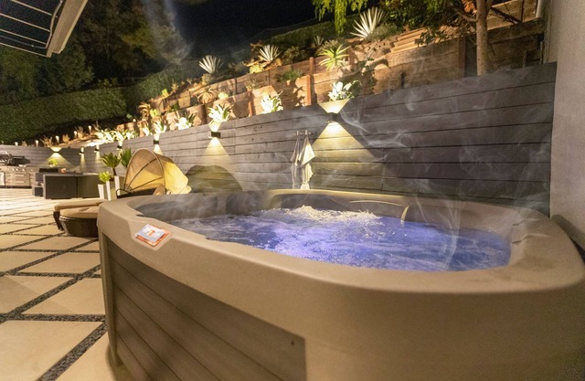 Chic Villa by Topanga Canyon - Smart Home - Hillside, Hot-Tub, Parking, Office