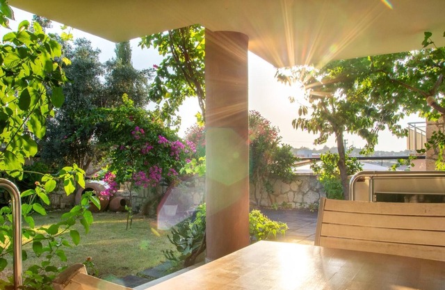 Chic Villa w Garden Patio 5 min to Beach in Izmir
