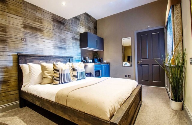 Chic Work Studio: Gym Access, Fast WiFi & Parking