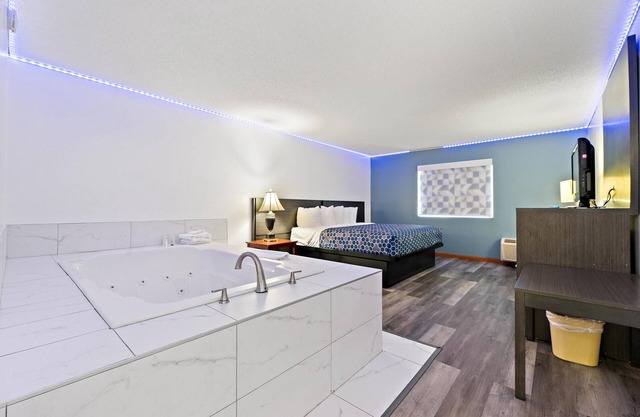 Chicago Club Inn & Suites