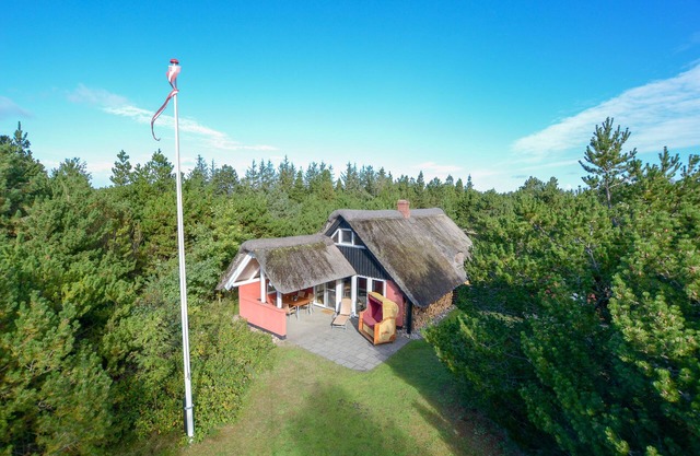 Child-friendly thatched cottage on a large plot. Natural property from private owner